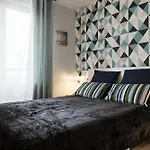 Bright 2-bedroom Duplex Near Gare Saint-jean With Parking アパート