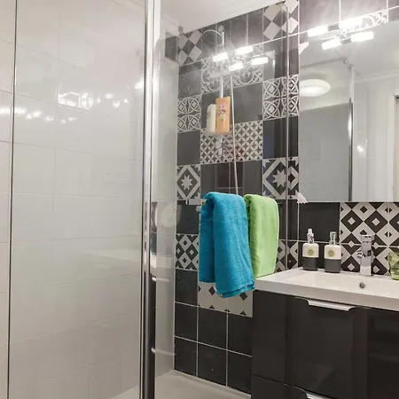 Bright 2-bedroom Duplex Near Gare Saint-jean With Parking *