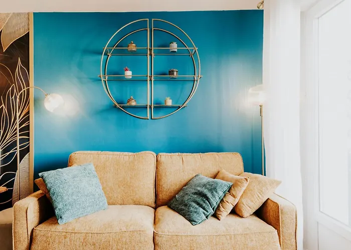 Bright 2-bedroom Duplex Near Gare Saint-jean With Parking Apartamento